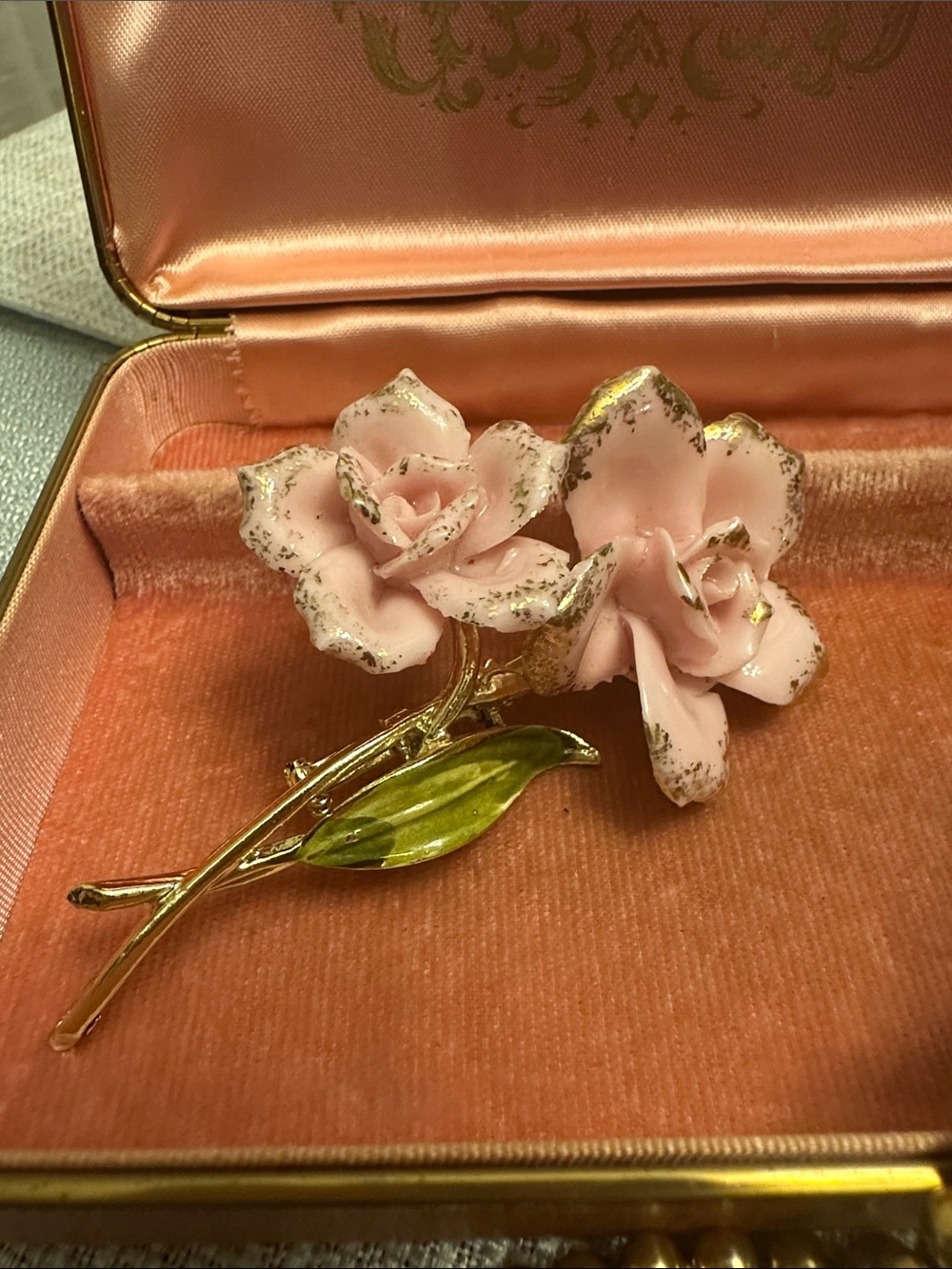 💐1950s CORO Vintage Mid Century Pink Gold Dusted Porcelain Rose Statement Brooch - Picture 2 of 6